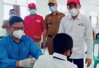 Hujan yang cukup deras dan hampir merata mengguyur wilayah Kabupaten Lampung Barat tidak menyurutkan minat masyarakat untuk mengikuti kegiatan Vaksinasi