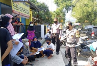 Dengan Humanis Bhabinkamtibmas Polsek Jatitujuh Tegur Warga Tidak Menggunakan Masker