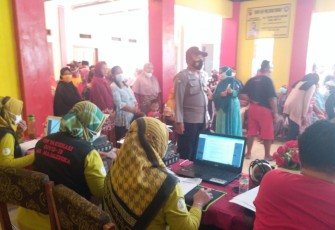 Pantau Pelaksanaan Vaksinasi, Anggota Polsek Dawuan Berikan Rasa Aman