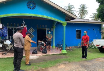 Bhabinkamtibmas Desa berakit Bagikan Masker  dan Sembako Kepada Masyarakat