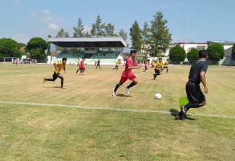 Foto Istimewa : Persika Karanganyar (kostum kuning) saat melawan tim Pra PON Jateng dalam pertandingan uji coba di Stadion Kridanggo, Salatiga, Jawa Tengah.
