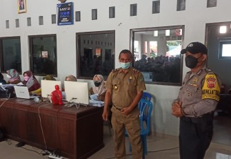 Polsek Kadipaten Membatu Percepatan Vaksinasi di Kantor Desa Heuleut