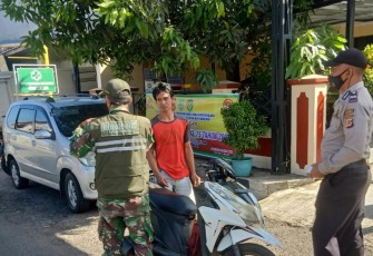 Selain Ops Yustisi, Polsek Bantarujeg dan Koramil Bagikan Masker Kepada Pengendara