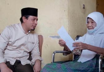Wakil Walikota Bengkulu Dedy Wahyudi saat mengunjungi warganya
