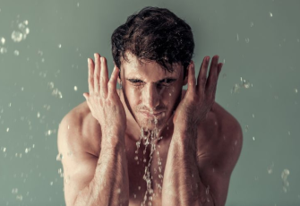 Gambar Laki-laki sedang cuci muka (Foto/GeorgeRudy)