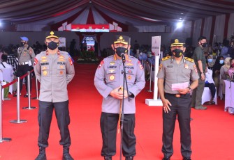 Kapolri Jenderal Listyo Sigit Prabowo Menghadiri Acara Vaksinasi Massal