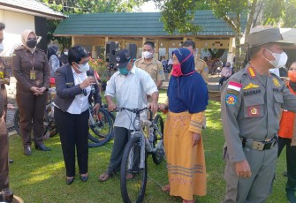 Kejari Bengkulu Utara saat memberikan doorprize Sepeda Kepada Warga