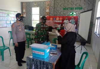 Kapolsek Pamulihan - Polres Garut, Pantau Vaksinasi Presisi di PKM Cisandaan Demi Menjaga Kondusifitas.