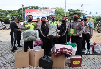  Polres Demak mengirimkan bantuan kemanusiaan untuk korban erupsi Gunung Semeru di Kabupaten Lumajang Jawa Timur, Selasa (14/12/2021).