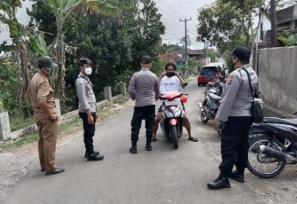 Operasi Yustisi Polsek Cingambul Edukasi Warga dan Bagikan Masker Kepada Para Pengguna Jalan