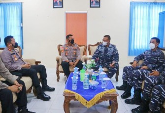 Kapolres Bintan Akbp Tidar Wulung Dahono S.H.,S.I.K., M.H memberikan kejutan kepada Kafasharkan Mentigi Kolonel Laut (T) Suharto di Hut TNI Ke-76 dengan berkunjung langsung ke Rumah dinas Kafasharkan Mentigi