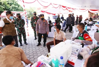 Kapolri Jenderal Listyo Sigit Prabowo Tinjau Vaksinasi Serentak 