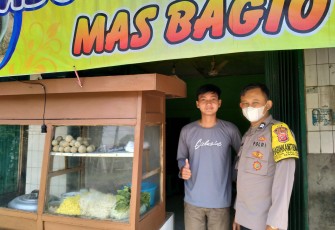 Bhabinkamtibmas Polsek Panyingkiran Himbau Warga Agar Tidak Berkerumun Tetap Patuhi Prokes
