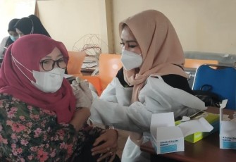 Salah satu warga saat divaksin