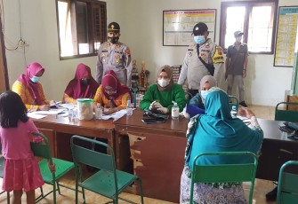 Anggota Polsek Patean laksanakan monitoring vaksinasi gunung di Aula Balaidesa Sidodadi Kecamatan Patean Sabtu 31/10/2021