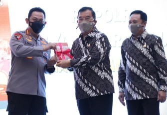  Kapolri Jenderal Polisi Listyo Sigit Prabowo menghadiri launching buku Persatuan Purnawirawan (PP) Polri yang berjudul ‘Bhayangkari Sejati Mengabdi Tanpa Henti’ di Gedung Tri Brata, Jakarta Selatan, Kamis (9/12/21).