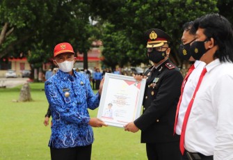 Bupati Lampung Barat Hi. Parosil Mabsus memimpin kegiatan upacara peringatan Hari Koprs Pegawai Republik Indonesia (Korpri) ke-50 Tahun 