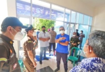 Apri Sujadi dan Robby Pantau Vaksinasi