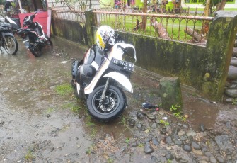 sepeda motor Honda Scoopy warna putih hitam BD-3849-NW Mengalami Kerusakan Parah