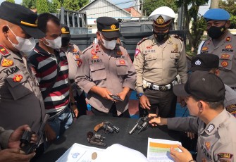 Kabag Log Polres Majalengka di Dampingi Kasi Propam Pimpin Pengecekan Senpi Anggota