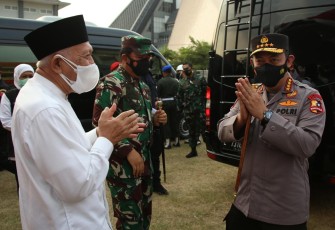Panglima TNI Marsekal Dr Hadi Tjahjanto SIP bersama Kapolri Jenderal Polisi Drs Listyo Sigit Prabowo MSi Meninjau Vaksinasi di Pondok Pesantren