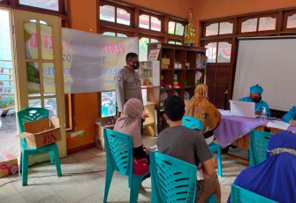 Anggota Polsek Kaliwungu laksanakan pengamanan Vaksinasi di Balai Puskesmas Kaliwungu Selatan