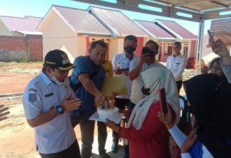Wakil Walikota Bengkulu Dedy Wahyudy Saat Menerima Kejutan Kue Ulang Tahun Dari Ibu-ibu