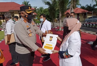 Kapolres Mukomuko Beri Penghargaan Pejuang Kemanusiaan Covid-19