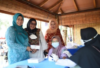 Ketua TP-PKK Kepri Hj. Dewi Kumalasari Ansar saat turut menyerahkan paket bingkisan