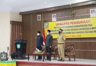Asisten III Setda Provinsi Bengkulu Gotri Suyanto (tengah) dalam pembukaan Pelatihan Kepemimpinan Administrator Reguler Angkatan III, Swadana Angkatan IV dan V Tahun 2022, Senin (21/3/2022).