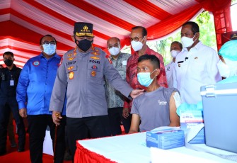 Kapolri Jenderal Listyo Sigit Prabowo saat tinjau Vaksinasi Booster