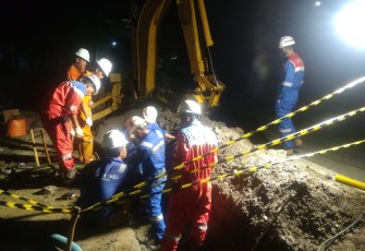 Tim teknis Pertamina dengan cepat menangani kebocoran pipa distribusi minyak di Desa Pojokwatu kecamatan Sambong kabupaten Blora.