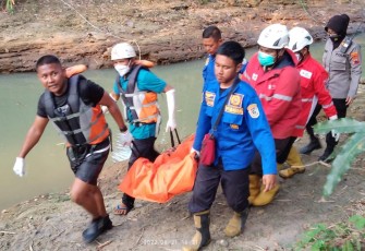  Sejumlah relawan melakukan evakuasi jenazah Ngadiman yang ditemukan terikat dan mengapung di sungai Siwaluh, Minggu (21/8/2022) sore. (Foto : Istimewa)