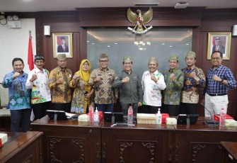 Menteri Desa, Pembangunan Daerah Tertinggal dan Transmigrasi (Mendes PDTT) Abdul Halim Iskandar menerima kunjungan Bupati Pamekasan Badrut Tamam bersama Puluhan Kepala Desa se-Pamekasan di Executive Room, Jumat (2/12/2022). Foto: Angga Dwi / Humas Kemendes