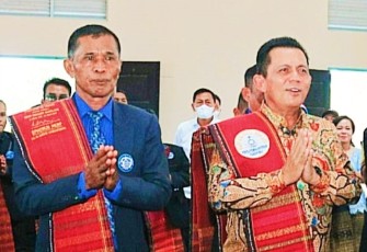 Gubernur Kepri Ansar Ahmad (kanan) saat disambut ke acara