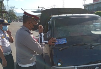 Satlantas Polres Kepahiang saat tempel stiker imbauan taat prokes