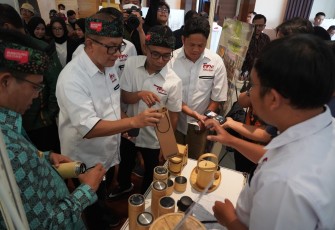 SesmenKopUKM Arif Rahman Hakim saat membuka Rakernas GKN Indonesia Tahun 2022, di Bandung, Jawa Barat, Sabtu (27/08).