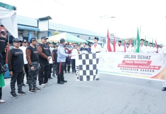 Wakil Bupati Taufik Zainal Abidin, S.Sos, MSi bersama Anggota DPR RI Nasril Bahar, dan Ketua PD Muhammadiyah Kabupaten Asahan Mohd Akhyar, MA beserta Pengurus saat melepas acara gerak jalan sehat, Sabtu (15/10/2022).