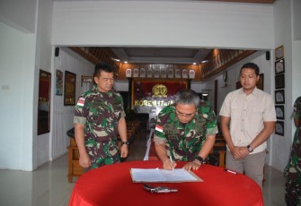 Danrem 174 Merauke saat Terima 1 Pucuk Senjata Pistol Revolver Dari Kelompok Separatis Teroris Papua