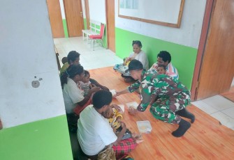 Satgas Yonif Raider 142/KJ saat berikan nasi beserta lauk pauk kepada ibu Hamil dan menyusui di Pos Gizi Desa Kogome, Distrik Karubaga, Kabupaten Tolikara, Papua Pegunungan, Senin (21/11/2022).