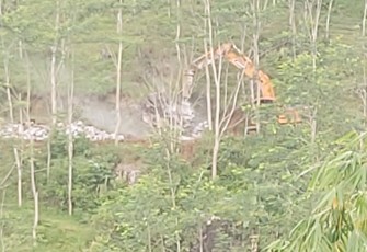 Alat berat sedang beroperasi melakukan aktivitas penambangan, di Desa Ngargoyoso, Kecamatan Ngargoyoso, Kabupaten Karanganyar, Sabtu (29/10/2022).