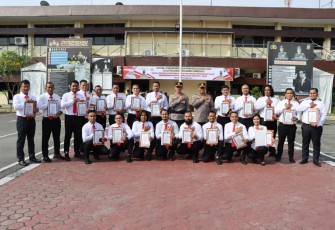 Kapolrestabes Medan Kombes Valentino Alfa Tatareda foto bersama personel Sat Narkoba usai memberikan piagam penghargaan. Senin (19/12) 