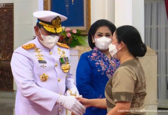 Puan Maharani saat memberikan ucapan selamat Panglima TNI Laksamana Yudo Margono di Istana Merdeka Jakarta, Senin (19/12)