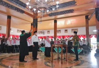 Wakil Bupati Trenggalek, Syah Muhamad Natanegara, saat mengambil sumpah dan melantik 370 Pegawai Pemerintah dengan Perjanjian Kontrak (PPPK) guru formasi tahun 2021, di Pendapa Manggala Praja Nugraha.
