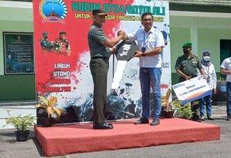 Danrem 074/Wrt saat Terima Secara Simbolis Hibah Mobil Ambulance dari BRI