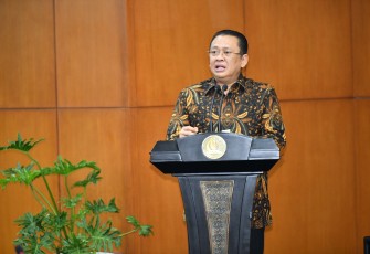 Bamsoet dalam Focus Group Discussion kerjasama MPR RI dengan Brain Society Center (BS Center) tentang Kebijakan Bank Tanah, di Komplek MPR/DPR/DPD RI, di Jakarta, Kamis (1/12/22).