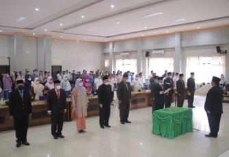  Bupati Pasaman H. Benny Utama saat melantik 10 orang pejabat eselon II .b dilingkungan Pemerintah Daerah Kabupaten Pasaman di Aula lantai III Kantor Bupati Pasaman