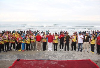 Ribuan Pelajar saat Padati Pantai Panjang Bengkulu Ikut Pecahkan Rekor SKJ Terbanyak, Sabtu (27/8/2022).