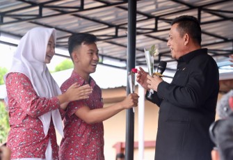 Gubernur Kepulauan Riau H. Ansar Ahmad saat disambut para siswa