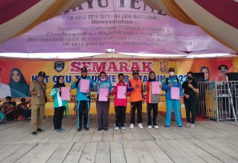 pemberian piagam penghargaan bagi siswa siswi yang berprestasi dalam mengikuti berbagai lomba yang di selenggarakan panitia